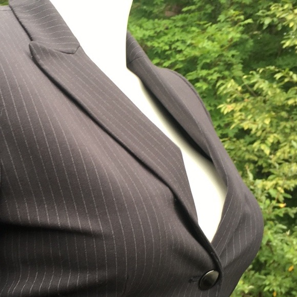 Tahari pinstriped suit jacket size 8 - Picture 6 of 6